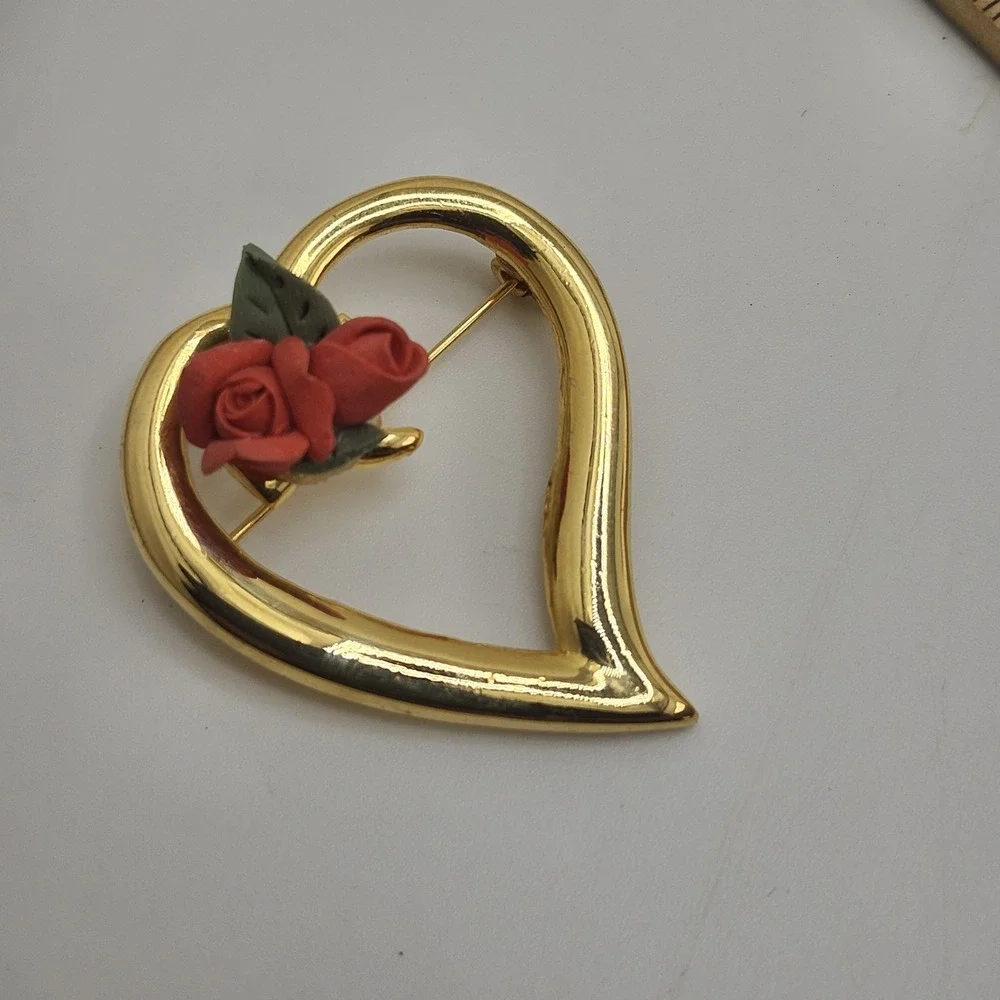 Vintage Gold‎ Tone Heart Red Roses Brooch Pin